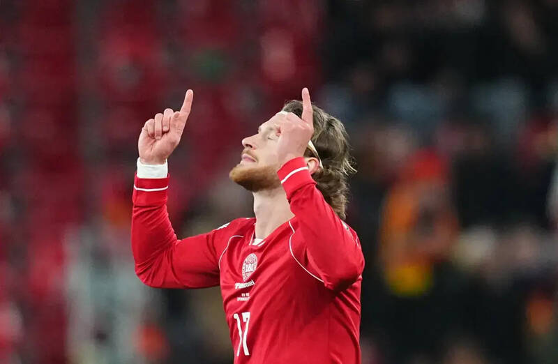 Kasper Høgh can no longer count on being Celtic’s first pick striker.