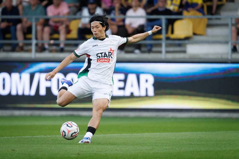 Losing every game, top of the table…Celtic loanees Yamada and Balikwisha in the Belgian Pro League