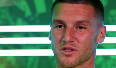New Bhoy Johnstone’s Warning to Glove Rival Sinisalo