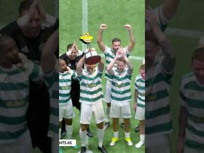 Charlie Mulgrew lifts the SPFL Tennent’s Sixes trophy for Celtic 🏆