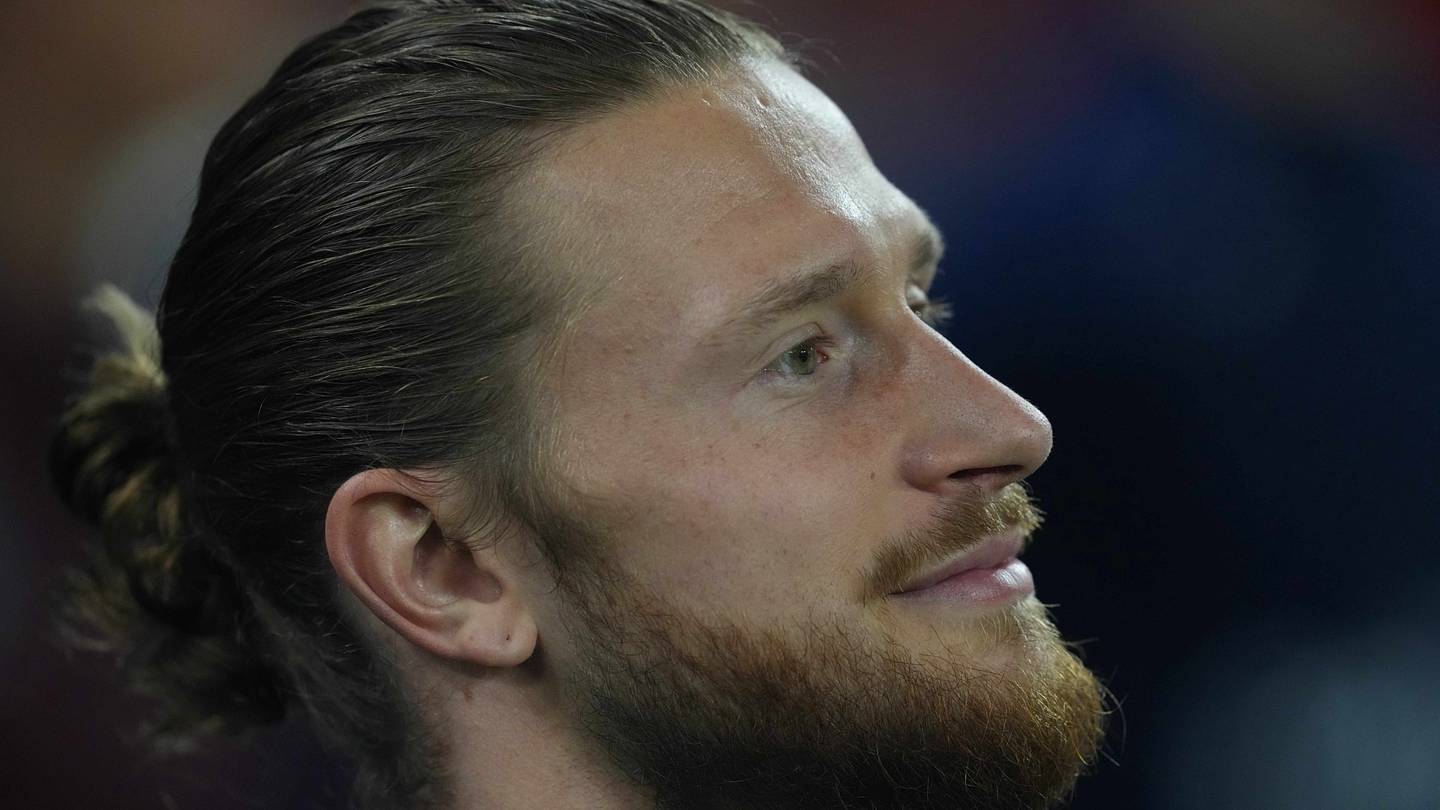 Former Celtic striker gives advice to out of form Kasper Hogh